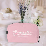 Trousse De Toilette Offre-cadeau cadeau de doyen personnalisée<br><div class="desc">Un kit dopp mariage personnalisé rose parfait pour les cadeaux de demoiselle d'honneur, les cadeaux de proposition de demoiselle d'honneur, les cadeaux de la partie Bachelorette et les prix de douche nuptiale. Customisez le kit dopp à votre nom et à votre titre et créez un cadeau unique de mariage. Idéal...</div>