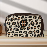 Trousse De Toilette Peau léopard, Petterne animal moderne, Monogramme<br><div class="desc">Présentant notre kit de sac à dos Monogram Motif Leopard Skin de PixeliaDesigns, la combinaison ultime de sophistication et de fonctionnalité pour la femme moderne. Conçu avec un motif moderne et chic à motif léopard, ce kit de sac à dos Dopp polyvalent est parfait pour tenir votre maquillage, des articles...</div>