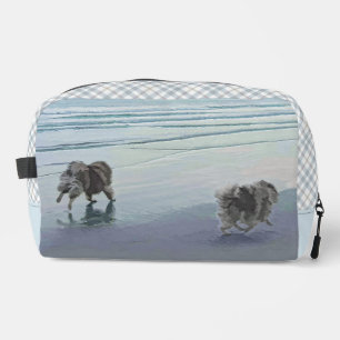 Trousse De Toilette Peinture de Keeshonds sur la plage du bord de mer 