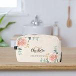 Trousse De Toilette Rose or fleurie nom de végétation monogramme<br><div class="desc">Un arrière - plan crème,  un texte noir et doré. Décoré de roses d'or rose de couleur eau,  de verdure d'eucalyptus et de sprigs dorés. Personnalisez et ajoutez votre prénom,  vos initiales monographiques et votre nom complet.</div>