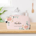 Trousse De Toilette Rose or rose rose fleurie nom de végétation monogr<br><div class="desc">Or rose,  arrière - plan rose,  noir et or. Décoré de roses d'or rose de couleur eau,  de verdure d'eucalyptus et de sprigs dorés. Personnalisez et ajoutez votre prénom,  vos initiales monographiques et votre nom complet.</div>