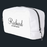 Trousse De Toilette Scénario moderne - Groomsman personnalisé<br><div class="desc">Cadeaux Groomsman personnalisés avec le nom de marionnettiste personnalisé en noir style de police script moderne avec titre et date mariage dans style de police sans serif moderne sur arrière - plan blanc. Parfait aussi pour le meilleur homme, père de la mariée, demoiselle d'honneur, mère de la mariée et plus...</div>