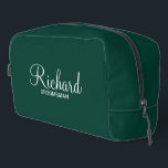 Trousse De Toilette Scénario moderne - Groomsman personnalisé<br><div class="desc">Cadeaux Groomsman personnalisés avec le nom de marionnettiste personnalisé en blanc style de police de script moderne avec titre et date mariage en style de police sans serif moderne sur arrière - plan vert émeraude. Parfait aussi pour le meilleur homme, père de la mariée, demoiselle d'honneur, mère de la mariée...</div>