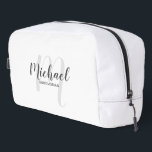 Trousse De Toilette Script moderne Personnalisé Groomsman Monogramme N<br><div class="desc">Ajoutez une touche personnelle à votre mariage avec un cadeau de toiletteur personnalisé. Ce design présente le nom de marionnettiste personnalisé en gris style de police de script moderne et monogramme en gris clair style de police de script moderne comme arrière - plan avec titre en gris moderne sans serif...</div>