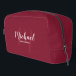 Trousse De Toilette Script moderne Personnalisé Groomsman Monogramme N<br><div class="desc">Ajoutez une touche personnelle à votre mariage avec un cadeau de toiletteur personnalisé. Ce design présente le nom personnalisé du marionnettiste en style de police de script moderne blanc et monogramme en style de police de script moderne rouge bordeaux clair comme arrière - plan avec titre en blanc moderne sans...</div>