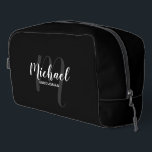 Trousse De Toilette Script moderne Personnalisé Groomsman Monogramme N<br><div class="desc">Ajoutez une touche personnelle à votre mariage avec un cadeau de toiletteur personnalisé. Ce design présente le nom de marionnettiste personnalisé en blanc style de police de script moderne et monogramme en gris clair style de police de script moderne comme arrière - plan avec titre en blanc moderne sans serif...</div>