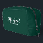 Trousse De Toilette Script moderne Salons personnalisés<br><div class="desc">Script moderne Groomsmen Cadeau personnalisé avec nom de marionnettiste personnalisé en blanc style de police de script moderne avec titre et date mariage dans style de police sans serif moderne sur arrière - plan vert émeraude. Parfait pour la demoiselle d'honneur, fille de fleurs, mère de la mariée, meilleur homme et...</div>