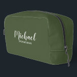 Trousse De Toilette Script moderne Salons personnalisés<br><div class="desc">Script moderne Groomsmen Cadeau personnalisé avec nom de marionnettiste personnalisé en blanc style de police de script moderne avec titre et date mariage dans style de police sans serif moderne sur arrière - plan vert olive. Parfait pour la demoiselle d'honneur, fille de fleurs, mère de la mariée, meilleur homme et...</div>