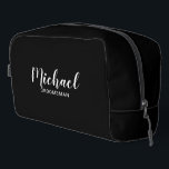 Trousse De Toilette Script moderne Salons personnalisés<br><div class="desc">Script moderne Groomsmen Cadeau personnalisé avec nom de marionnettiste personnalisé en blanc style de police de script moderne avec titre et date mariage dans le style de police sans serif moderne sur arrière - plan noir. Parfait pour la demoiselle d'honneur, fille de fleurs, mère de la mariée, meilleur homme et...</div>