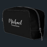 Trousse De Toilette Script moderne Salons personnalisés<br><div class="desc">Script moderne Groomsmen Cadeau personnalisé avec nom de marionnettiste personnalisé en blanc style de police de script moderne avec titre et date mariage dans le style de police sans serif moderne sur arrière - plan noir. Parfait pour la demoiselle d'honneur, fille de fleurs, mère de la mariée, meilleur homme et...</div>