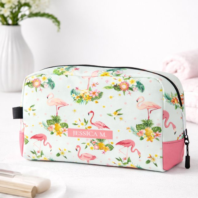 Trousse De Toilette Tropical Flamant Rose Personnalisé Vibes de Plage (Turn your daily routine into a tropical escape with this vibrant and personalized flamingo dopp kit.)
