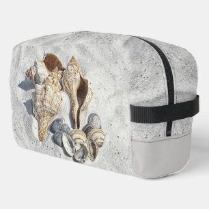 Trousse De Toilette Une collection de coquillages sur le sable