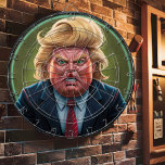 Trump Dartboard : une cible politique<br><div class="desc">Photo de la Cible de flechettes de Donald Trump. Un tableau de bord rond représentant une caricature de Donald Trump. L'image est une interprétation humoristique de la politique, adaptée aux adultes et à ceux qui aiment bien rire. Un tableau de bord humoristique avec une caricature de Donald Trump. La carte...</div>