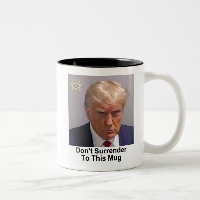 Trump Mug "Ne cédez pas à cette Mug" (Droit)