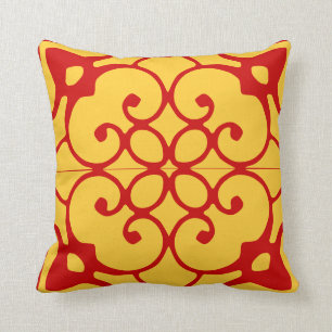 tuile d'espagnol jaune moutarde sur coussin rouge