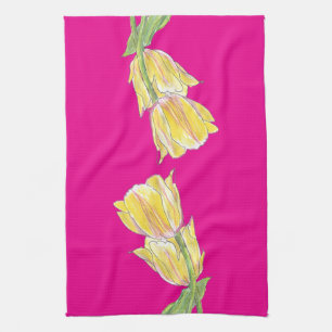 Tulipes jaunes et roses sur une serviette de cuisi