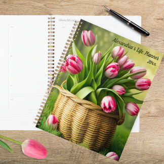 Tulipes roses dans un panier champêtre