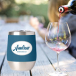 Turquoise Blue Stylisé Mariage Nom du Groomsman<br><div class="desc">Offrez à votre toiletteur mariage ce croustillant en acier inoxydable tendance et personnalisé avec son nom en écriture stylisée dans un design blanc et ovale. Couleur et script Arrière - plan est une couleur bleue turquoise. Personnalisez votre cave à vin en éditant et en remplaçant le nom par le nom...</div>