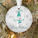 Turquoise Mignonne Snowman<br><div class="desc">Décorez votre arbre en cette saison de vacances avec un Turquoise joli ornement de vacances Snowman. Le design ornemental présente un mignon bonhomme de neige dans un casquette, foulard et gants ornés de flocons de neige gris et blanc contre un arrière - plan gris grunge. Autres cadeaux et objets de...</div>