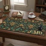 Turquoise & Or Vintage William Morris Floral Monog<br><div class="desc">Ajoutez à votre bureau une touche d'histoire de l'art classique avec ce tapis de bureau à fleurs d'inspiration William Morris personnalisé. Doté d'un beau motif botanique vintage dans des tons riches et terreux de bleu turquoise, de brun et d'or, ce grand bec transforme votre espace de travail en une oeuvre...</div>