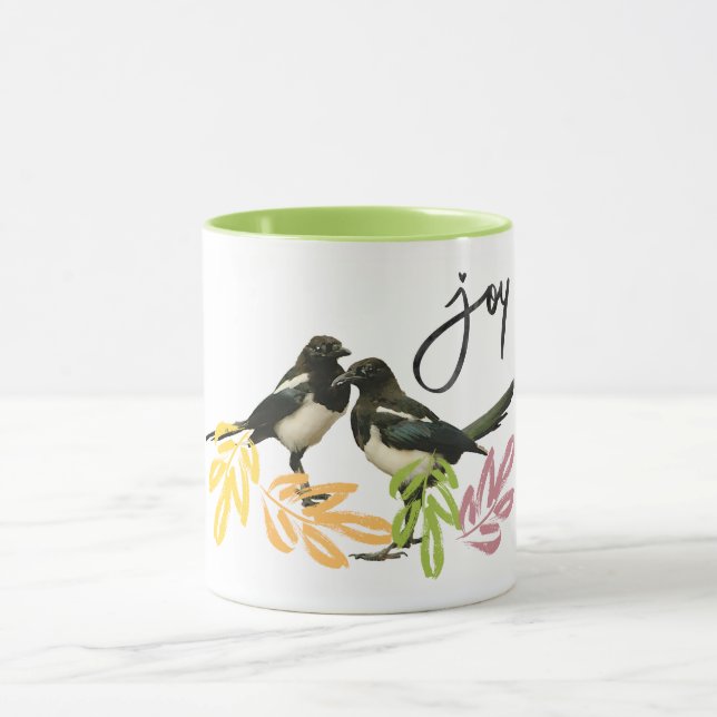 Two for Joy - Deux Magpies avec accent floral Mug (Centre)