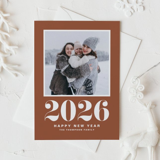 Typographie 2024 Terracotta Joyeuse photo du Nouve (Ring in 2026 with a retro-inspired New Year photo card with a terracotta background.)