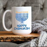 Typographie amusante | Heureux Chanukah Large. Mug<br><div class="desc">Impression recto verso avec cette typographie amusante Happy Chanukah 15oz Mug avec Menorah colorée. Design moderne et amusant. Lave-vaisselle et coffre-fort à micro-ondes. Conçu pour 15 oz mug / 11 oz mug est également disponible.</div>