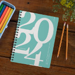 Typographie bleue turquoise 2024<br><div class="desc">Planificateur annuel minimaliste avec un arrière - plan bleu turquoise,  l'année "2024" dans une grande police serif design,  et votre nom.</div>