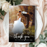 Typographie élégante 2 Mariage photo Carte de reme<br><div class="desc">Elégant moderne typographie cardiaque Mariage 2 Carte de remerciements photo. Mariage minimaliste élégant merci modèle avec une photo verticale complète sur le devant avec le texte "Merci" dans une calligraphie lettrée à la main écriture de script de queue d'élan superposition avec motif coeur d'amour en blanc sur l'image. À l'arrière...</div>