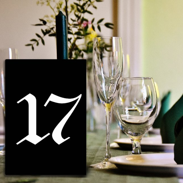 Typographie gothique mariage noir numéro de table (Gothic typography black wedding table number.)