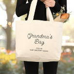 Typographie minimaliste du sac de grand-mère moder<br><div class="desc">Ce grand sac de grand-mère moderne est un accessoire élégant et fonctionnel qui combine le meilleur des deux mondes : la typographie ludique et ludique avec un design minimaliste qui le rend polyvalent et facile à porter avec n'importe quelle tenue et ajoute une touche de sophistication et d'élégance à l'ensemble...</div>