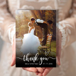 Typographie moderne 2 Mariage photo Carte de remer<br><div class="desc">Typographie Coeur Élégante Mariage 2 Carte de remerciements photo. Mariage minimaliste élégant merci modèle avec une photo verticale complète sur le devant avec le texte "Merci" dans une calligraphie lettrée à la main écriture de script d'écharpe superposition avec motif coeur d'amour en blanc sur l'image. À l'arrière une photo et...</div>