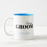 Typographie moderne Équipe personnalisée Groom Mug<br><div class="desc">Elégant design moderne minimaliste typographie d'équipe design en noir et bleu,  simple et unique. Grands cadeaux de Bachelor Party pour les équipes de mariés Voir les tasses de mariée d'équipe assorties dans la collection. Customisez la tasse et la couleur du texte avec votre choix.</div>