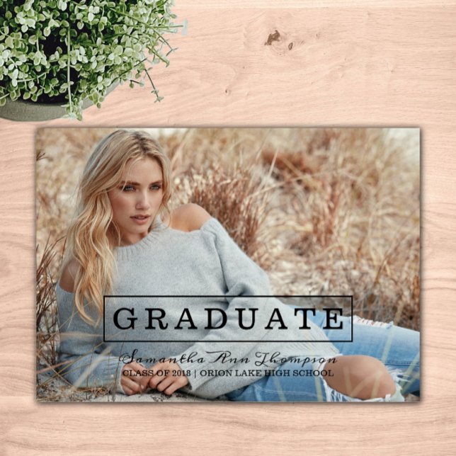 Typographie moderne Invitation de diplôme photo |  (Black Modern Typography Photo Graduation Announcement)
