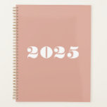 Typographie moderne rose pâle et audacieuse année<br><div class="desc">Minimaliste rose et blanc poussiéreux moderne chiffres de typographie audacieuse année personnalisée Planner. Texte blanc personnalisé,  chiffres,  arrière - plan uni rose poussiéreux. Vous pouvez le personnaliser avec vos initiales,  monogramme,  année,  etc ou simplement supprimer le texte,  et laisser la couleur noire unie solide.</div>
