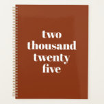 Typographie moderne terracotta texte de l'année pe<br><div class="desc">Teracotta minimaliste et typographie moderne blanche année personnalisée,  texte Planificateur. Texte serif entièrement personnalisable blanc et élégant,  arrière - plan uni en terre cuite. Vous pouvez le personnaliser avec votre nom,  initiales,  monogramme,  année,  etc ou simplement supprimer le texte,  et laisser la couleur noire unie solide.</div>