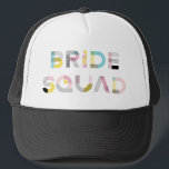 Typographie Motif colorée Casquette de brigade mod<br><div class="desc">Chapeau de camionneur festif avec BRIDE SQUAD dans la typographie moderne colorée avec des motifs mixtes. Il conviendra parfaitement aux douches nuptiales et aux soirées bachelorette. Des éléments correspondants sont disponibles.</div>