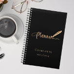 Typographie or rose noir 2025<br><div class="desc">Un arrière - plan noir chic,  décoré d'un stylo en plumes. Personnalisez et ajoutez un nom et une année. Texte en or : Planificateur</div>