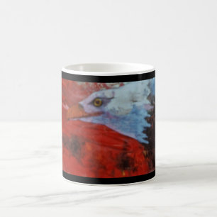 Un aigle qui grimpe à la maison dans une tasse de