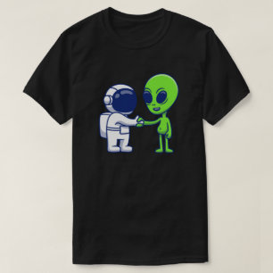 Un astronaute rencontre un T-shirt Alien