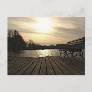 Un banc sur la carte postale du quai du lac