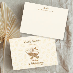 Un bébé brasse une carte de conseil en café Baby s