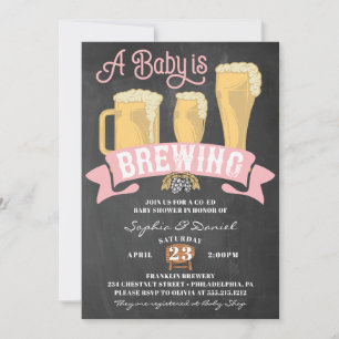 Un bébé brasse une invitation au Baby shower