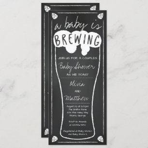 Un bébé brasse une invitation Baby shower
