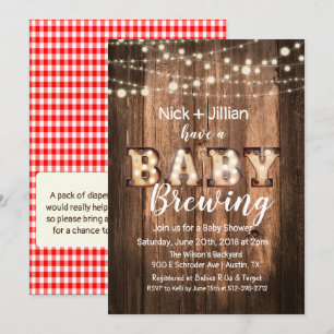 Un bébé brasse une invitation de Baby shower