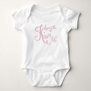 Un body bébé rose et blanc avec Living the Kiwi Li