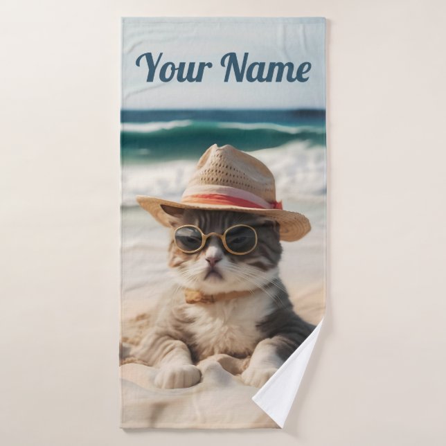 Un chat cool à la plage avec des lunettes de solei (Serviette de bain)