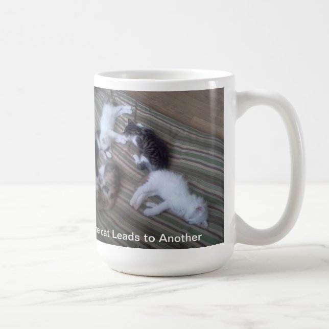 Un chat mène à une autre tasse (Droite)