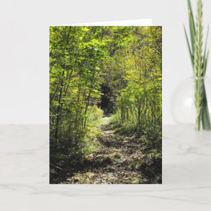 Un chemin dans la carte de voeux en bois