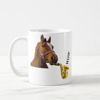 Un cheval jouant la tasse de saxophone wouah